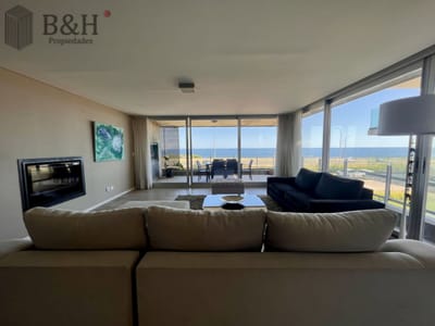 Exclusivo departamento en venta frente a playa mansa- Punta del Este