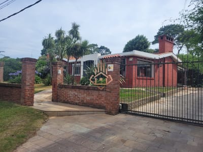 Casa en venta en B. Cantegril, zona de colegios entorno residencial