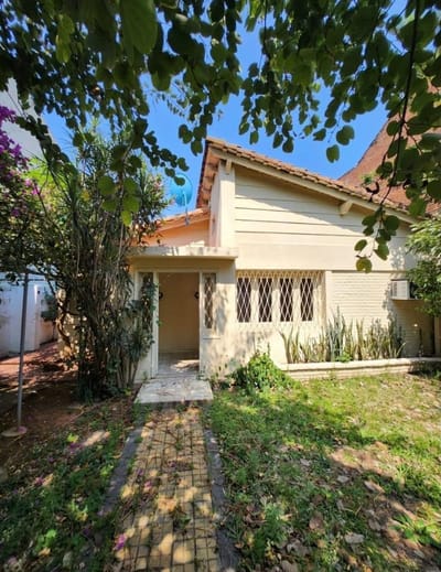 EN VENTA: TERRENO CON CASA A REFRACCIONAR BO. MCAL LÓPEZ - 230.000 USD
