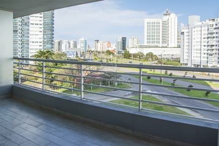Departamento de 2 dormitorios en venta en torre moderna a metros de Playa Mansa.