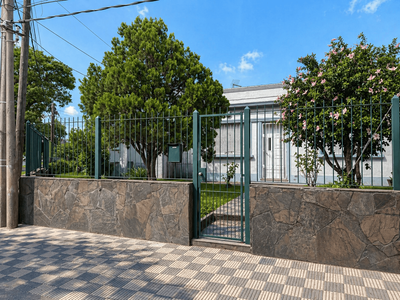 Casa esquina en Bella Italia con gran jardín, garaje y amplia barbacoa