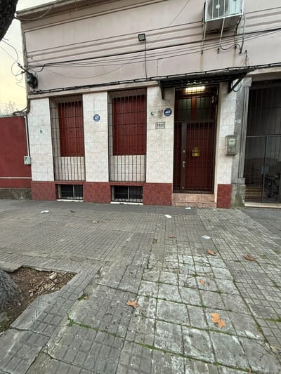 SE VENDE EXCELENTE PROPIEDAD IDEAL TALLER O DEPOSITO DE 110m2 EN LA COMERCIAL