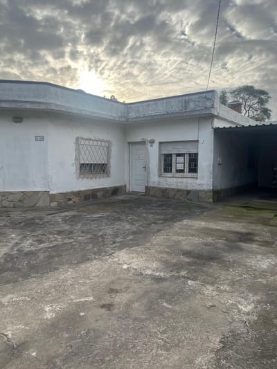 Casa en venta de 3 dormitorios y espacios para varios vehículos Piedras Blancas
