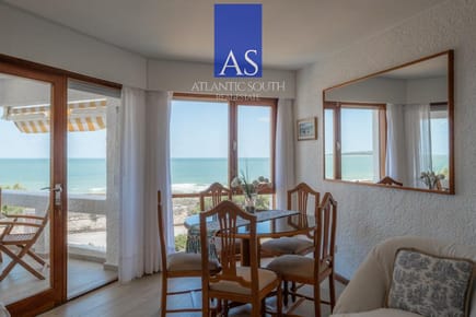 Apartamento reciclado de 2 dormitorios en primera línea de Playa Mansa con vista panorámica al mar