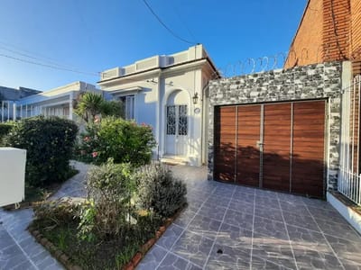 Casa en venta c/ cochera en Buceo