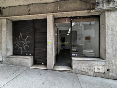 Oficina Sosa Prado - Treinta y Tres esquina 25 de Mayo dos locales juntos total 45mts2 con baño cada uno. Se pueden vender por separado