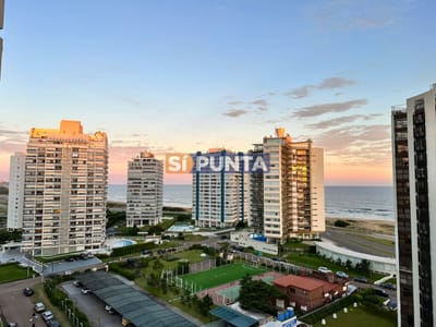 En venta apartamento de  2 dormitorios con hermosa vista parcial al mar en Brava, Punta del Este