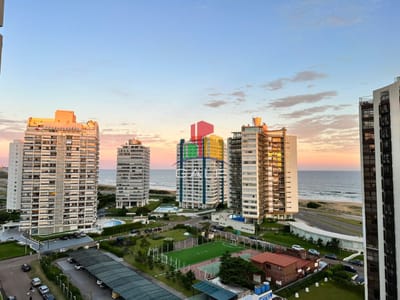 En venta apartamento de  2 dormitorios con hermosa vista parcial al mar en Brava, Punta del Este