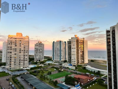 En venta apartamento de  2 dormitorios con hermosa vista parcial al mar en Brava, Punta del Este