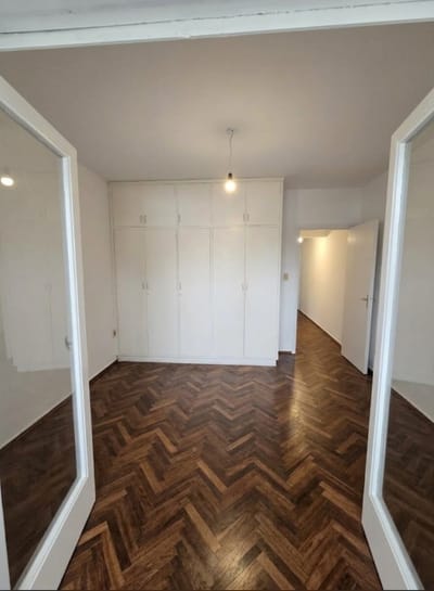 Exclusivo apartamento en alquiler: 1 dormitorio espacioso con terraza privada, completamente renovado a estrenar, ubicado en un segundo piso por escalera, a pasos del Montevideo Shopping.