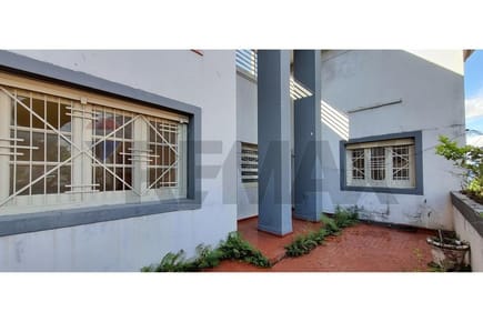 Terreno con casa en esquina en Asunción, Centro!!

✨ EN VENTA TERRENO CON CONSTRUCCIÓN - ASUNCIÓN CENTRO ✨
????Antequera esquina Fulgencio R. Moreno. Frente a la Escalinata y el edificio Alto ????

???? Cuenta con una Casa de 3 niveles + un tinglado
???? 