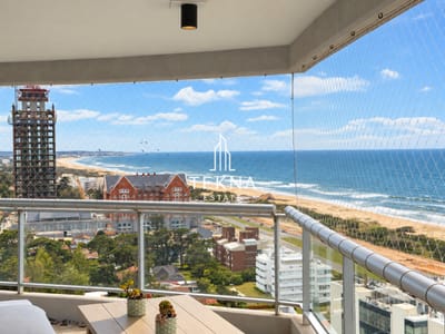 Venta de apartamento 3 dormitorios y dependencia, piso alto en Look Brava