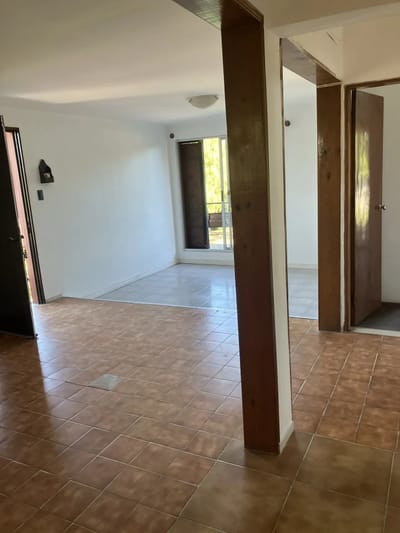 ALQUILER EN CARRASCO NORTE, 3 DORMITORIOS, POR ESCALERA, FRENTE CON BALCON, COCHERA, SIN GASTOS COMUNES