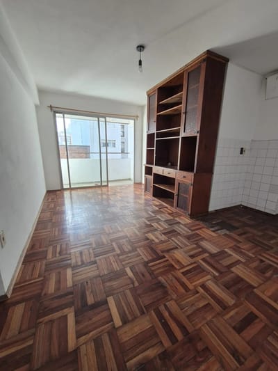 ALQUILER EN AGUADA DE 1 DORMITORIO, PISO 3 AL FRENTE CON BALCON, SEGURIDAD DIURNA