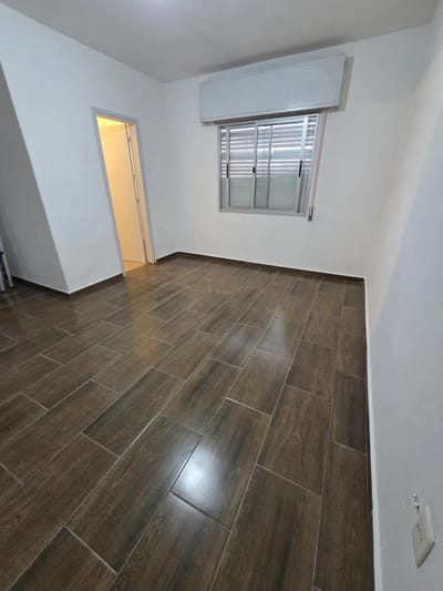 ALQUILER EN MERCADO MODELO, PROXIMO ANTEL ARENA, 1 DORMTORIO, POR ESCALERA, SIN GASTOS COMUNES