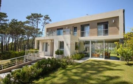 Excelente propiedad en Barrio Privado - Cinco Dormitorios a metros del Mar