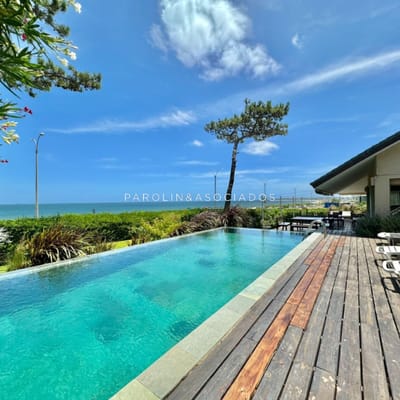 Casa en venta de 4 dormitorios en playa Mansa frente al mar, Punta del Este.