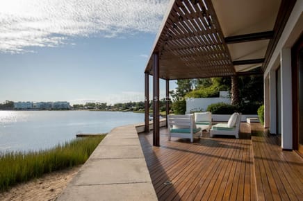Moderna casa  en venta sobre la arena en La Barra, Punta del Este.