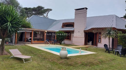 Hermosa casa de 4 dormitorios en venta en barrio residencial, Punta del Este.