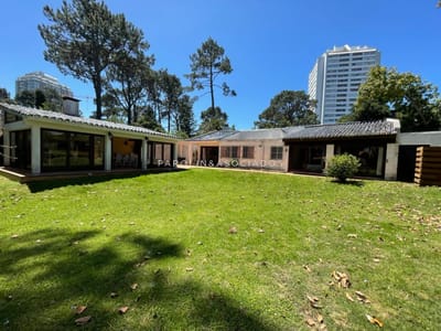 Hermosa casa de 4 dormitorios en Mansa, Punta del Este.