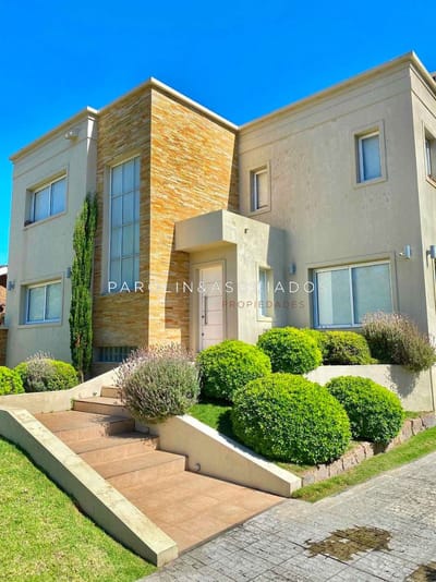 Casa de 4 dormitorios en venta en Pinares, Punta del Este.