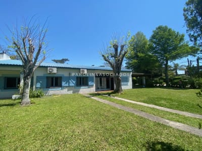 Casa en venta de 3 dormitorios + servicio en barrio Marly, Punta del Este.