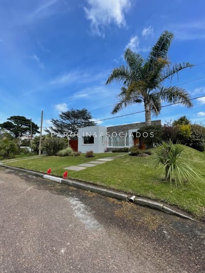 Casa en venta de 3 dormitorios en playa Mansa, Punta del Este.