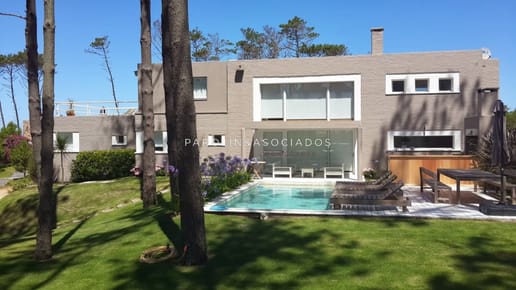 Casa en venta de 5 dormitorios en La Barra, Punta del Este.