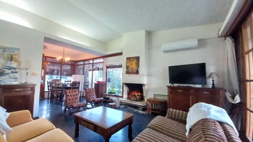 Casa en venta de 3 dormitorios + dependencia en parada 4 de Playa Mansa, Punta del Este.