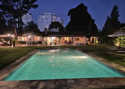 Playa Mansa, Punta del Este, gran jardín de 1.750 m2 y piscina climatizada. Pronta para entrar