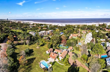 Casa en el Golf con gran lote a pasos del mar