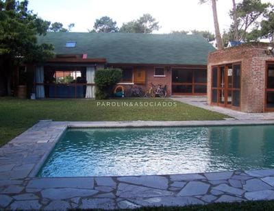 Amplia casa en venta de 2 dormitorios en Golf, Punta del Este.