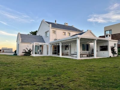 Casa en Venta de 4 Dormitorios en Laguna Blanca