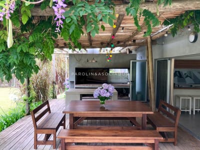 Casa con 1400 m2 de terreno, 3 dormitorios, 2 baños, losa radiante.