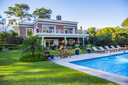 Casa en Venta de 8 ambientes en barrio Golf