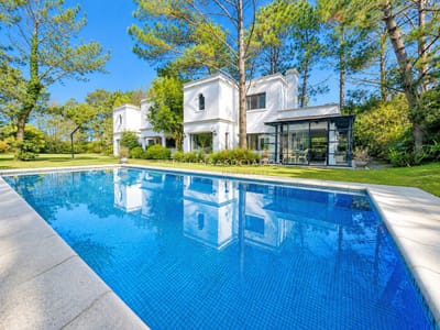 6 suites, 750 m² construidos, 3.237 m² de terreno.