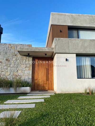 Venta y alquiler casa 4 dormitorios en Manantiales