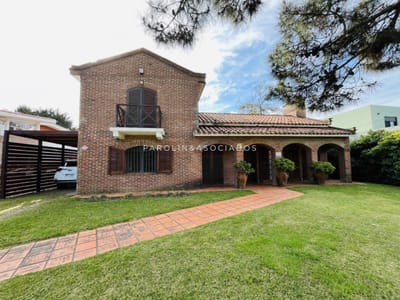 Venta y Alquiler de temporada casa 4 dormitorios y piscina climatizada en Pinares a tan solo 150 m de playa mansa