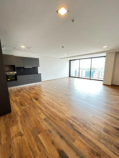 Alquilo sobre Molas Lopez. 2 Habitaciones, 3 baños, 1 cochera.
