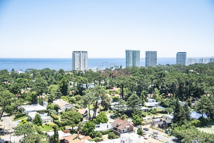 Vende apto de 2 dormitorios con vista al mar en Punta del este