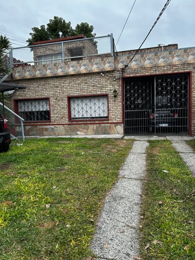 Venta 3 Casas con Renta y Cochera en Jardines del Hipódromo