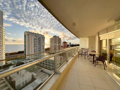 Apartamento en venta de 2 dormitorios en Torre Season, Punta del Este.