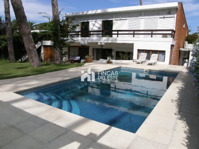 Hermosa casa de 4 dormitorios y 5 baños a 150 metros del mar