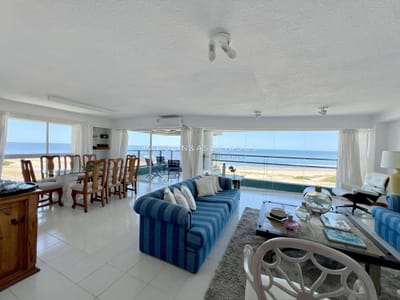 Apartamento en venta de 3 dormitorios + dependencia en edificio Martinique, Punta del Este.