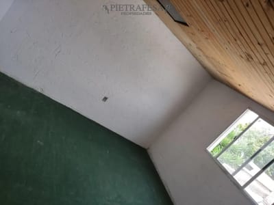 Apartamento en alquiler, 3 dormitorios, 1 baño, patio con parrillero. Nuevo Paris.