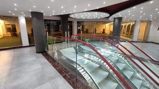 Exclusivo apartamento de 2 dormitorios con garaje privado en Edificio Grand Boulevard, Br. Artigas y Garibaldi: viva la comodidad y seguridad de un hogar con servicios premium y portería 24 horas.