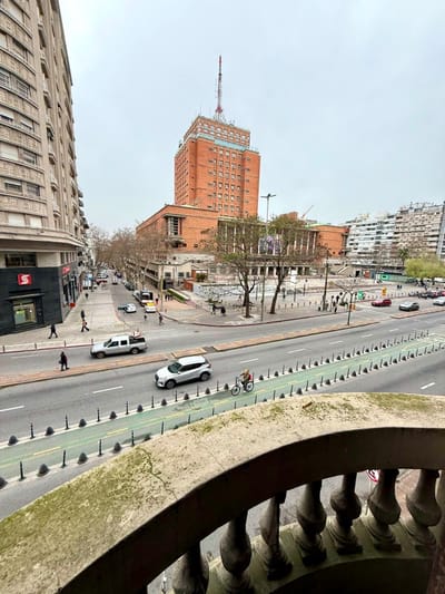 Alquiloa precioso apto o lugar para oficinas de 3 habitaciones amplias  frente a la Intendencia de Montevideo, sobre la calle 18 de Julio esquina Ejido.