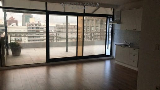 Apartamento en alquiler, monoambiente, 1 baño, amplia terraza. Centro.
