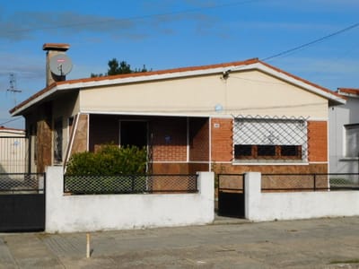 BAJÓ DE PRECIO !! Hermoso chalet de tejas con garage para 5 autos ( posibilidad de 2° vivienda )