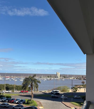 Apartamento en venta c/ cochera en Puerto Buceo